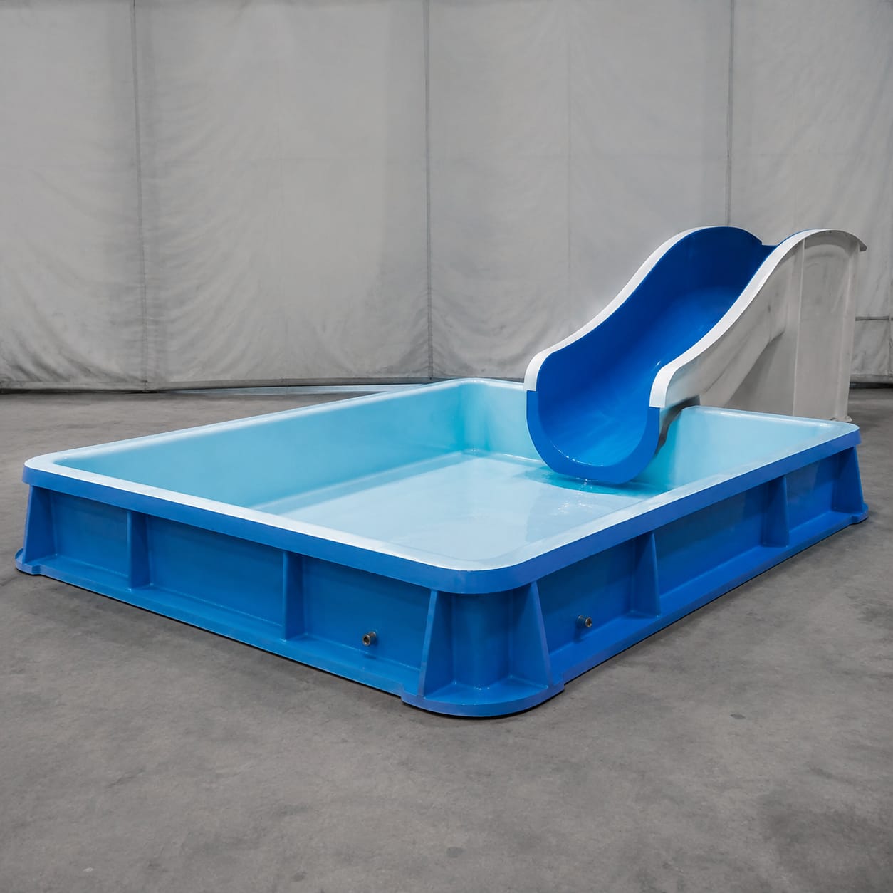 FRP製ウォータースライダー着水プール